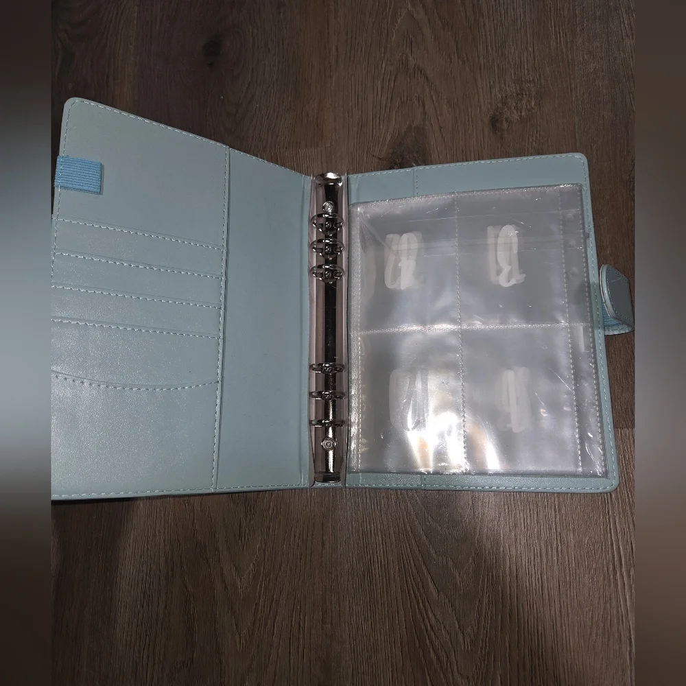 NWOT Light Blue 100 Envelope Savings Challenge Binder With Magnetic Closure